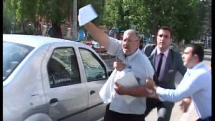 Incident la sosirea lui Băsescu în Bistriţa-Năsăud. Un bărbat a sărit în faţa coloanei oficiale